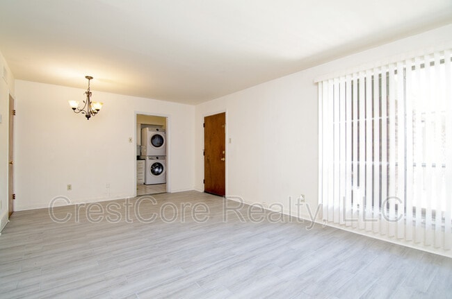 Building Photo - 21 Diana St