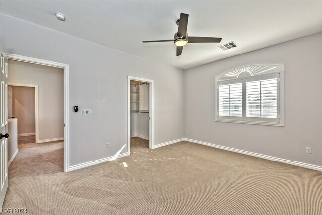 Building Photo - 275 Spectacular St