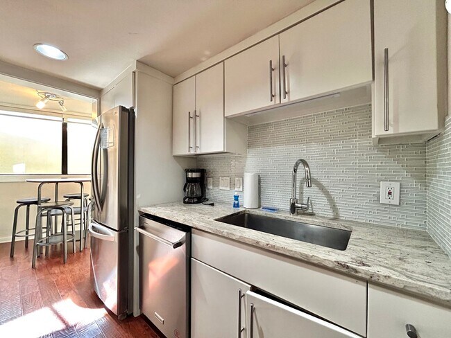 Building Photo - Luxury 1 Bed, 1.5 Bath Loft with Spectacular Downtown City Views