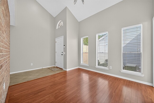 Building Photo - 6107 Howland Ct