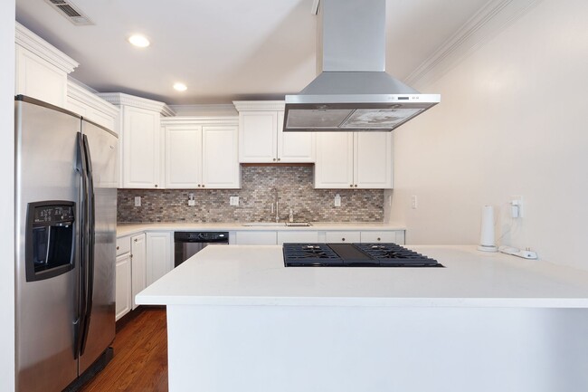 Building Photo - Updated 3/2 Bungalow w/ Large Backyard & M...