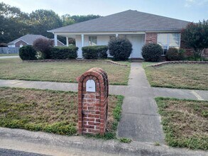 Building Photo - Charming and specious   3BR House in Bryant