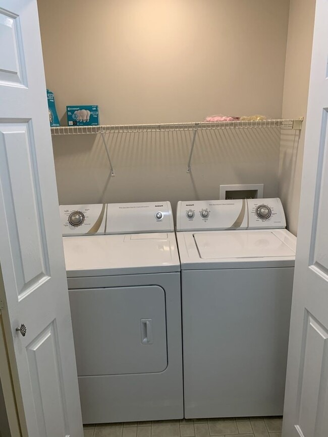 Building Photo - Condo available 8/7! All utilities included