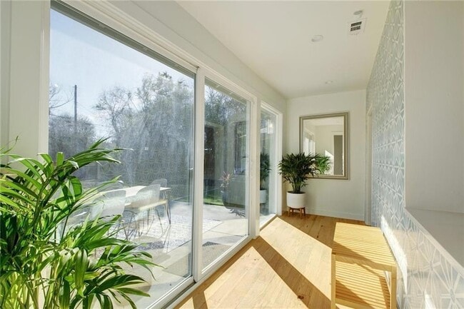 Building Photo - 3709 Vineland Dr