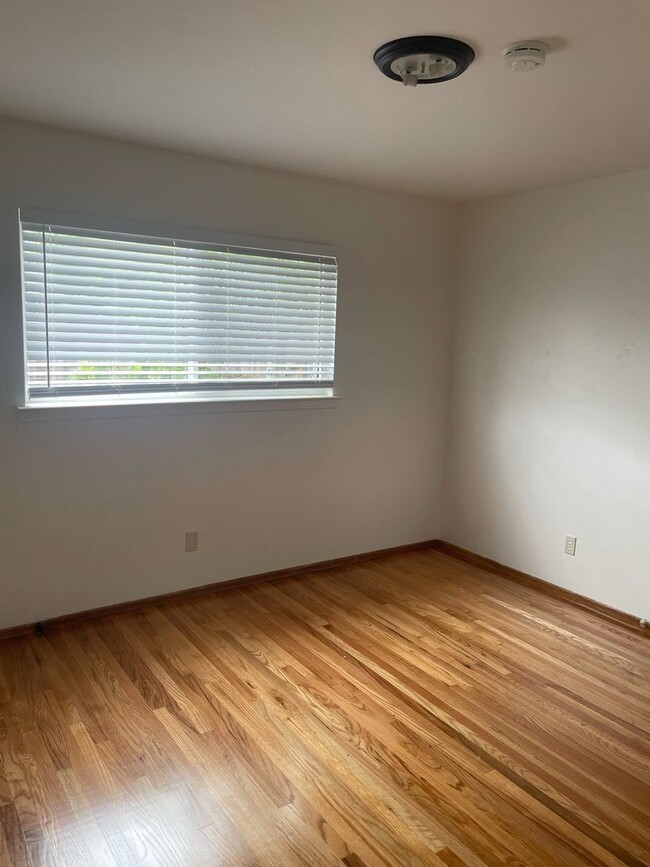 Building Photo - SAN JOSE - Well Maintained 3/2 In A Quiet ...