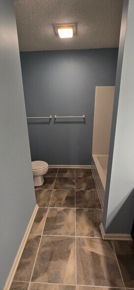 Building Photo - 2025A Stoneycreek Dr