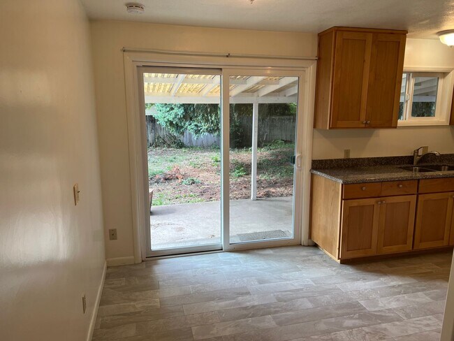 Building Photo - 3 bedroom 1 bathroom single level home!