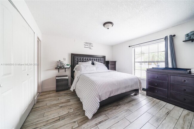 Building Photo - 5400 Lakewood Cir S