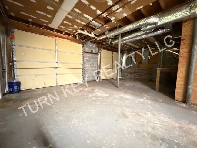 Building Photo - 2221 Diane Dr
