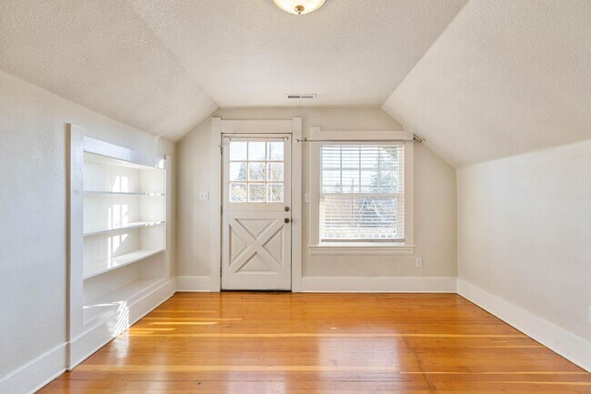 Building Photo - Charming, vintage 2-bdrm/1-bath upper in Richmond neighborhood. W/D, storage, off-street parking