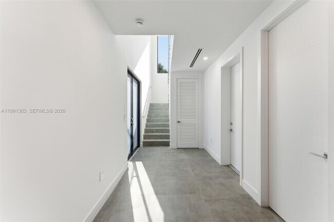 Building Photo - 2840 SW 32nd Ct