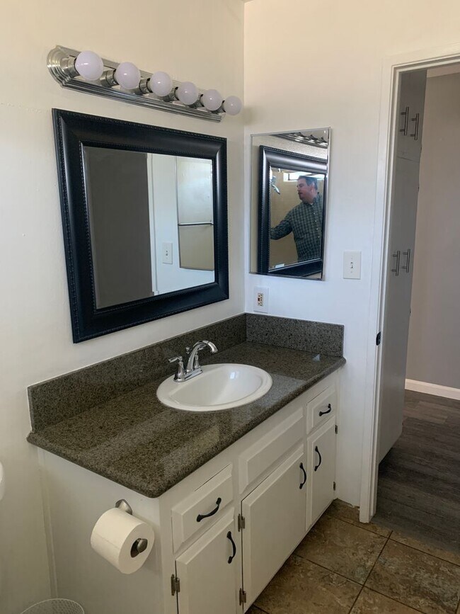 Building Photo - Clean & Updated 3-Bedroom Home in Southwest Bakersfield – Available Now!