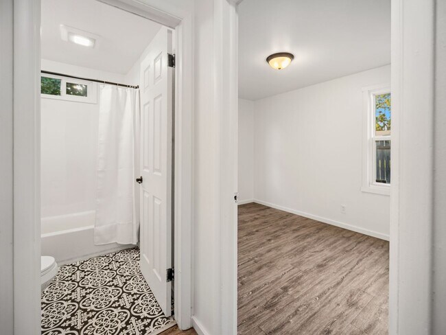 Building Photo - 6011 N Braeburn Dr