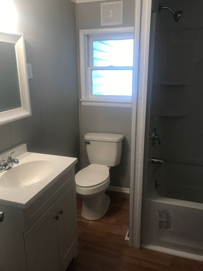 Building Photo - Charming 3 Bedroom, 1.5 Bathroom Residence...