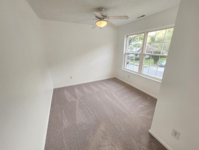 Building Photo - 125 Horse Run Dr