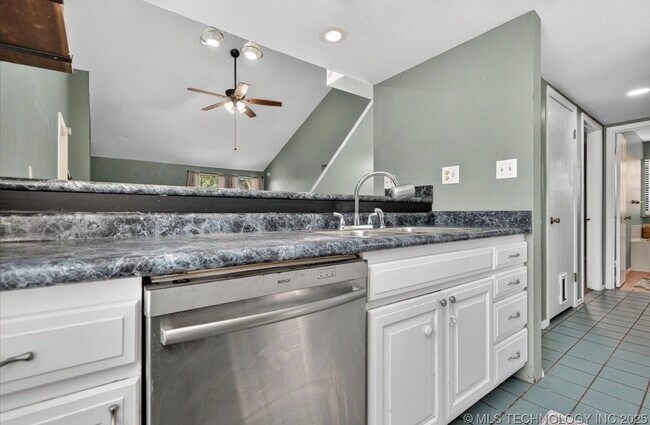 Building Photo - 420 N Cummings Ave