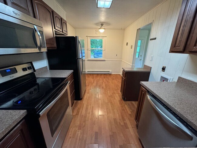 Building Photo - 2 Bedroom Townhome