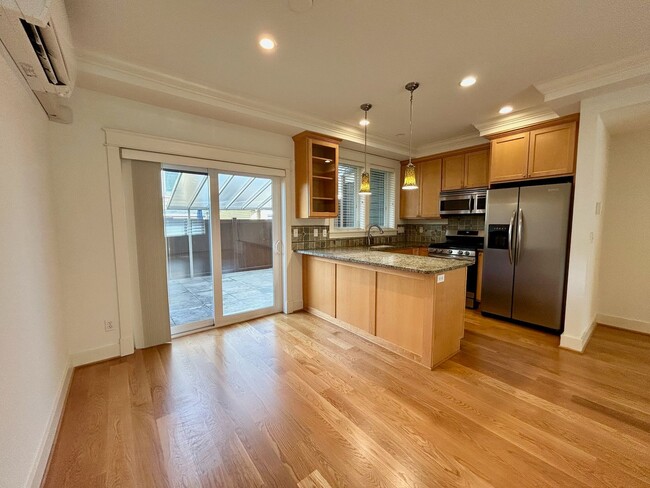 Building Photo - Queen Anne Townhome