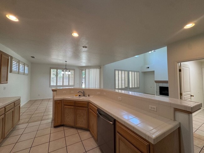 Building Photo - 5781 E Kaviland Ave
