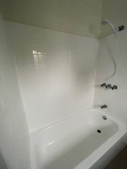 tub and shower - 1038 Glen Arbor Ave