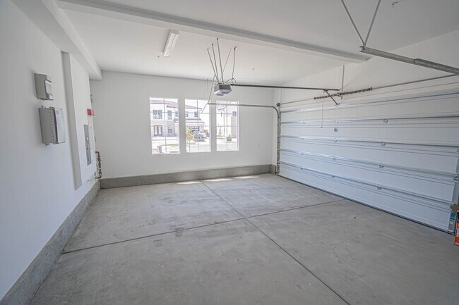 Building Photo - Spacious 5-Bedroom Home with Community Ame...