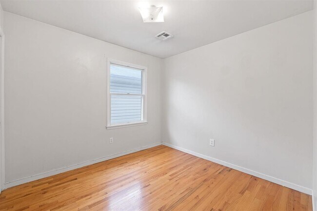 Building Photo - 82 Tuers Ave