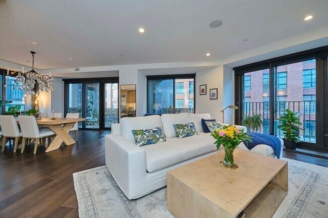 Building Photo - 16 W Broadway