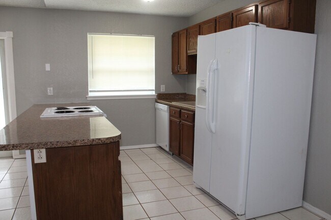 Building Photo - 3 bed 2 bath