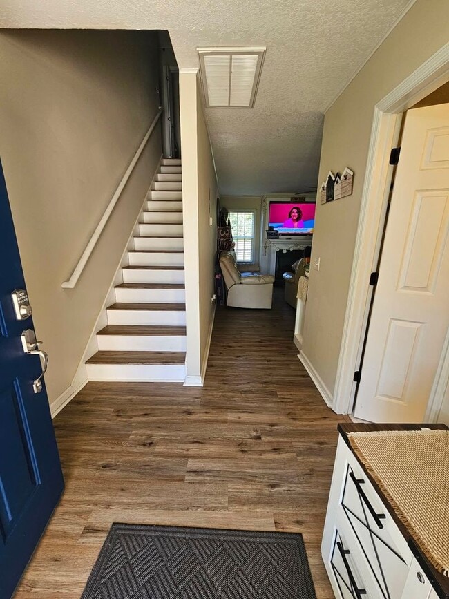 Building Photo - Nicely Updated 5 Bedroom Home!