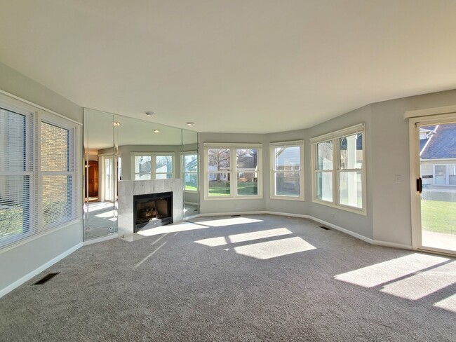 Building Photo - 325 Satinwood Ct S