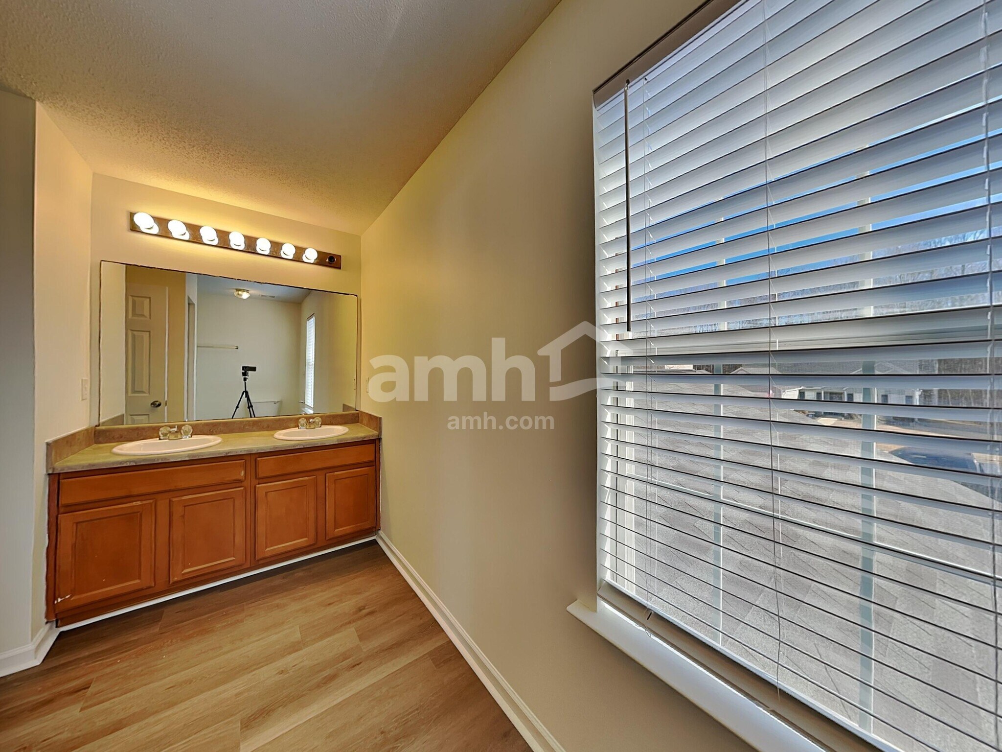 Building Photo - 611 Westbury Way