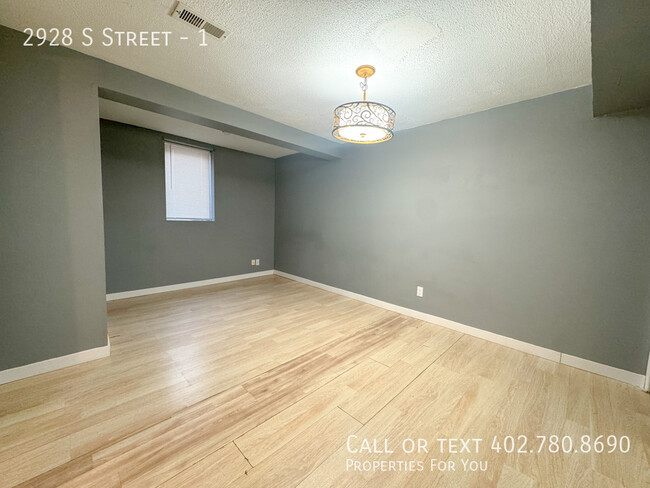 Building Photo - 3 bed 1 bath duplex with garage!