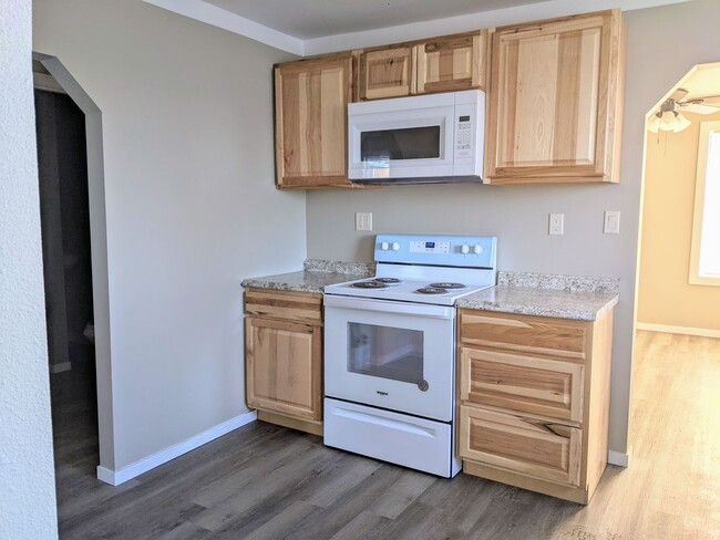 Building Photo - Newly Renovated 2 Bedroom, 1 Bath