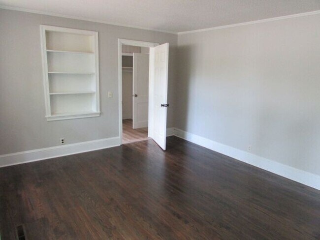 Building Photo - Freshly Updated 3 Bedroom Home