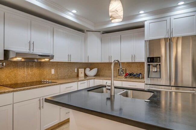 Building Photo - 912 N Niheu Pl