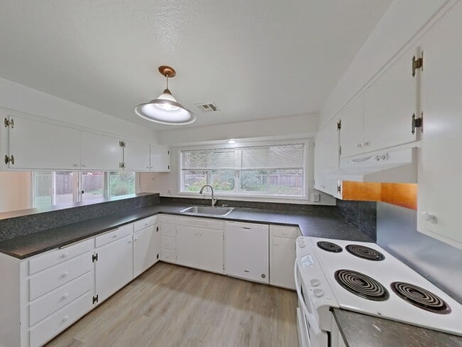 Building Photo - 3 Bedroom Family Home in the Harlow Street Bridge Area