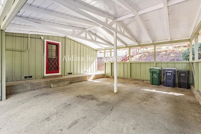 Building Photo - Private Country Setting!