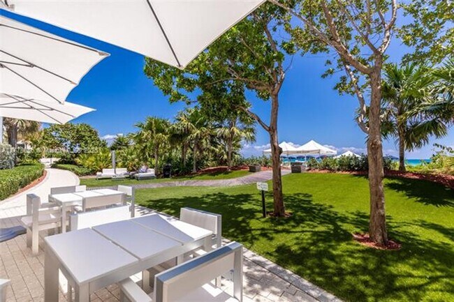 Building Photo - 17121 Collins Ave