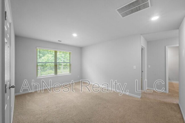 Building Photo - 3012 Hawthorn Farm Blvd