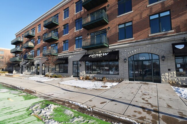 Building Photo - 160 S River St