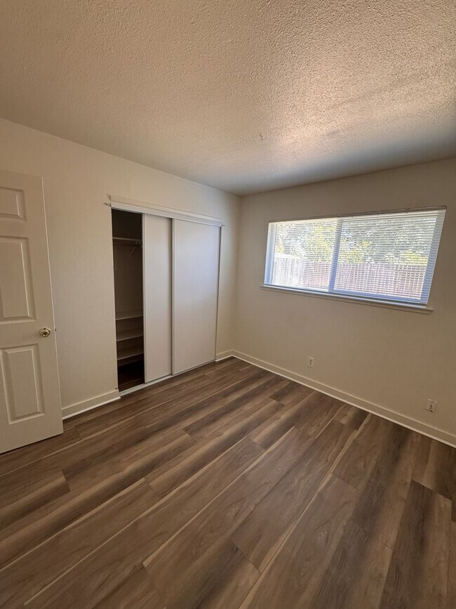 Building Photo - NICE UPDATED DUPLEX IN SACRAMENTO!!