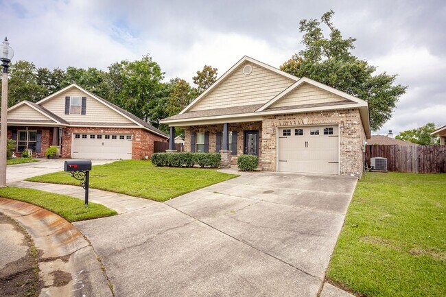 Building Photo - Charming Home Move-in Ready!