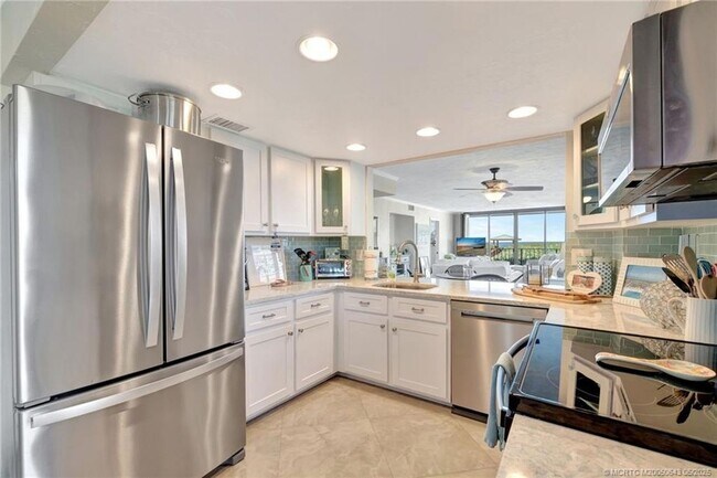 Building Photo - 10000 S Ocean Dr