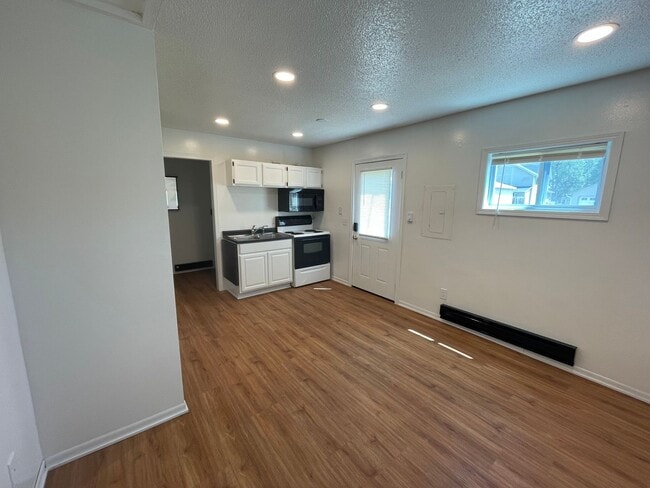 Building Photo - 309 8th St