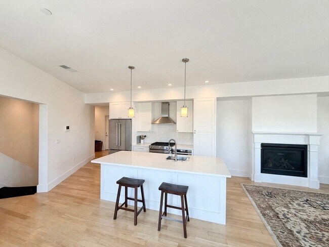 Building Photo - 283 Old Colony Ave