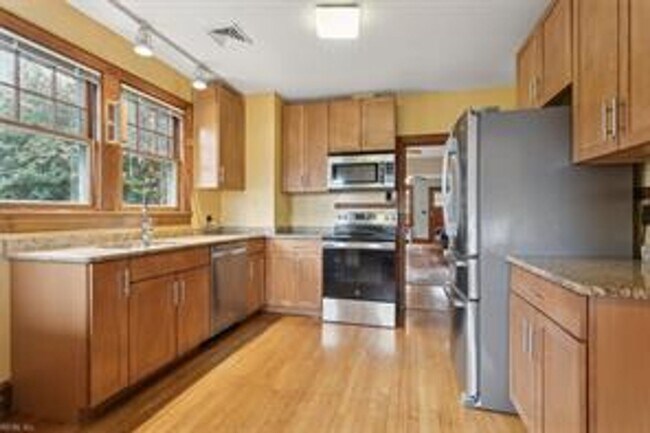 Building Photo - Charming Bungalow!