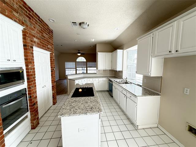 Building Photo - 7000 Hillview Dr