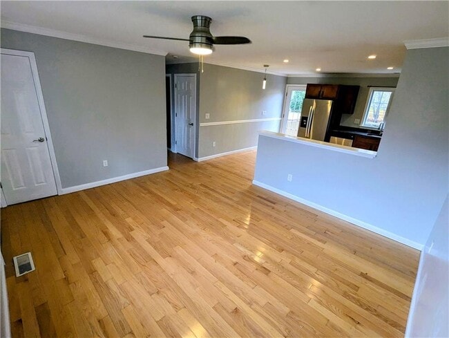 Building Photo - 47 King Phillip St