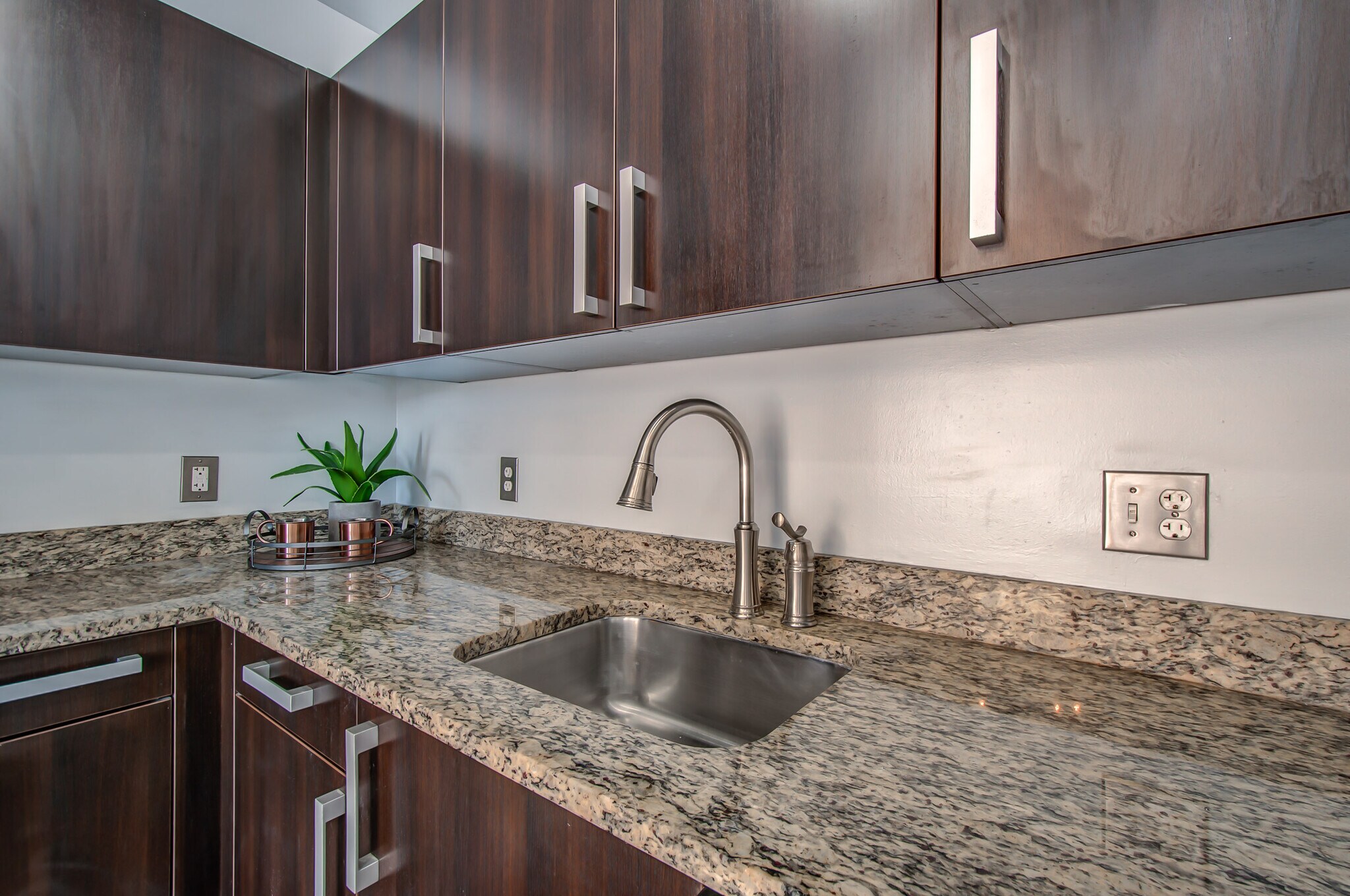 Granite Countertop - 600 12th Ave S