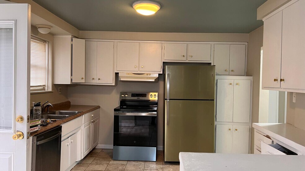 Building Photo - 25323 Orchard Lake Rd